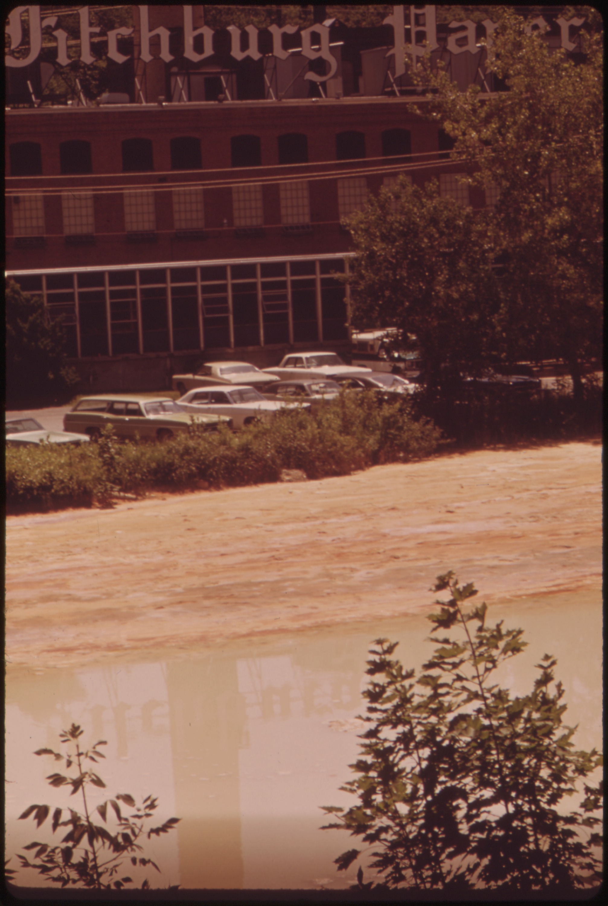 El pegajoso origen de tus paquetes: la historia real de la cinta de papel Kraft